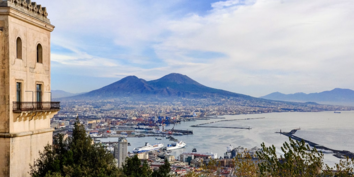 Vulcanul Campi Flegrei din Napoli ar putea să erupă S au produs 150 de