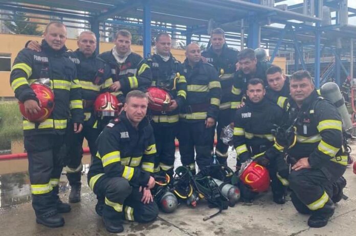 Pompierii c are au participat la stingerea incendiului. Foto: Departamentul pentru Situații de Urgență