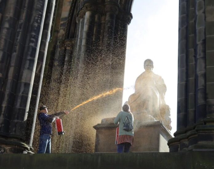 Sursa foto: This Is Rigged - Instagram