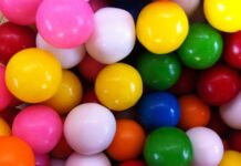 Guma de mestecat ar putea introduce 3.000 de particule de microplastic în gură Foto: Pixabay