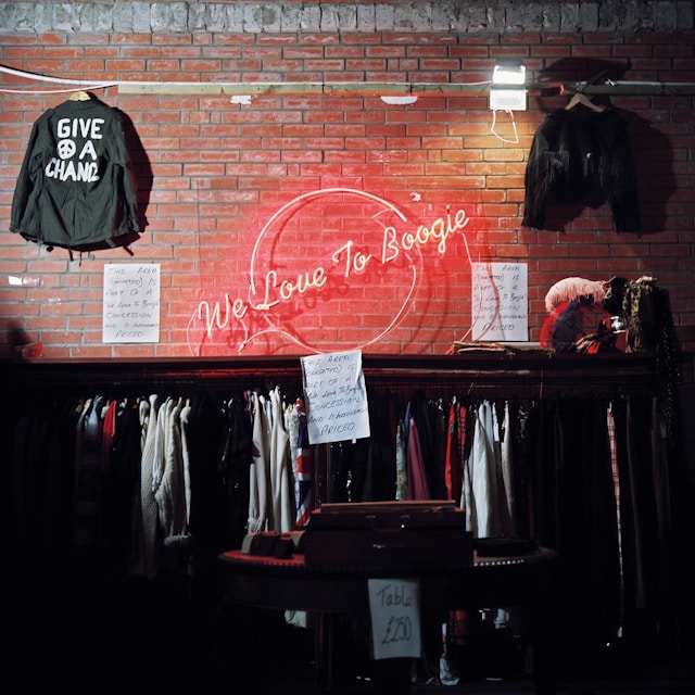 Haine second hand - Foto ilya Unsplash