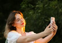 Știai că primul „selfie” din istorie a fost realizat în 1839 și a necesitat minute întregi de expunere?