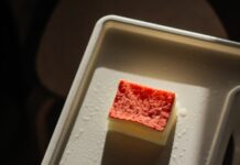 Buretele de curățat din bucătărie eliberează trilioane de fibre de microplastic lunar