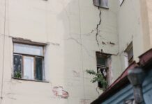 Casele care se crapă: cum schimbările climatice distrug 12 milioane de locuințe în Franța