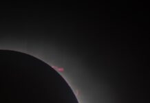 Știai că furtunile solare ar putea declanșa cutremure — nu metaforic, ci prin câmpuri electrice care penetrează zonele de falie deja tensionate?