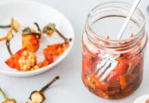 Zacusca la control: ce înseamnă ordinul ANSVSA pentru țăranul care vinde gem în piață