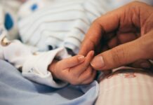 Prima terapie CRISPR personalizată din lume: un bebeluș, o mutație, șase luni de la diagnostic la tratament