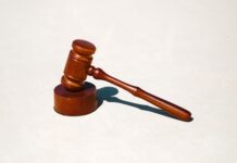Noua Zeelandă interzice procesele împotriva poluatorilor climatici. Precedent periculos sau model?