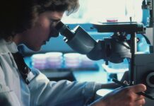 Cancerul colorectal lovește din ce în ce mai devreme. Un studiu identifică amprenta mediului în tumorile tinerilor