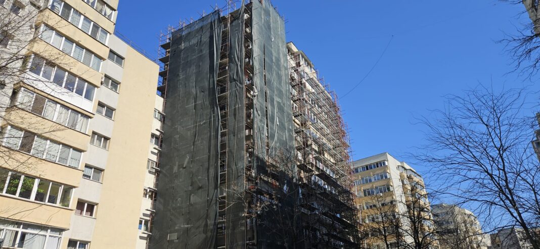 Fonduri europene pentru renovarea blocurilor 2026: până la 1 milion € - Foto Știrea Verde