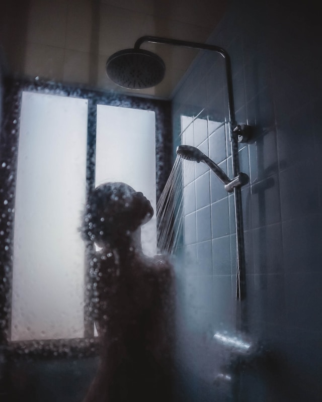 Ce urme lasă săpunurile, cremele și medicamentele după ce dispar în scurgere - Foto Hannah Xu Unsplash