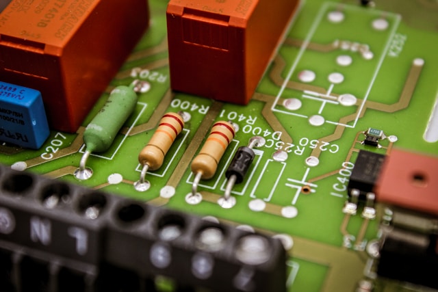 Circuite electrice - Foto Bermix Studio Unsplash
