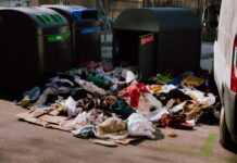 Hainele nevândute nu mai pot fi distruse: regula UE care obligă moda să-și asume risipa