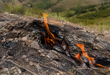Focul Viu din Buzău, blocat cu gard: când natura ajunge prizonieră între acte și ATV-uri