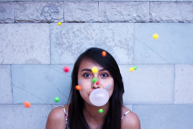 Gumă de mestecat - Foto Karina Miranda Unsplash