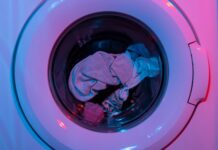 Filtrele de microplastic ar putea deveni obligatorii la mașinile de spălat din Uniunea Europeană