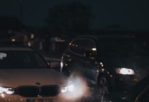 Motor pornit în fața școlii: copiii respiră gazele de eșapament în timp ce părinții îi așteaptă