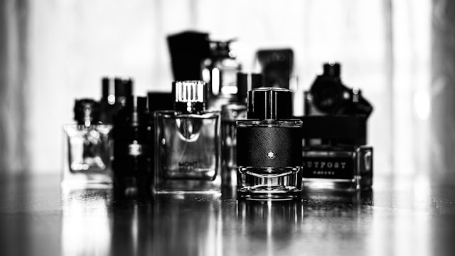 Colectie de parfumuri - Foto Nolan Kent Unsplash