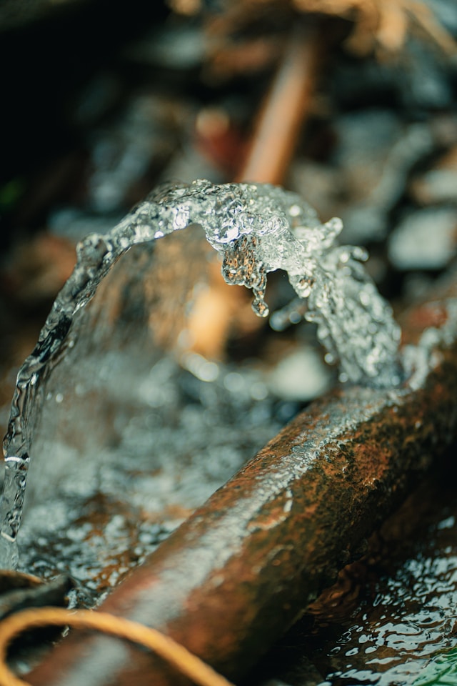 Conducte de apă potabilă cum intră contaminarea la avarii Foto - Arun Prakash Unsplash