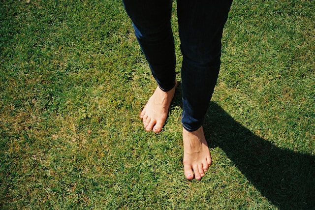 Descult prin iarba - Foto Nick Page Unsplash