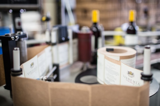 Etichete produse - Foto Vindemia Winery Unsplash