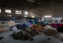 Ce se întâmplă cu hainele noi pe care magazinele nu le vând? UE nu le mai lasă să ajungă direct la distrugere