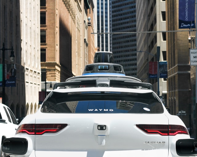 Masina autonoma WAYMO - Foto gibblesmash asdf Unsplash Masina autonoma WAYMO - Foto gibblesmash asdf Unsplash