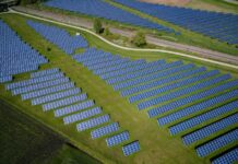 India bate recordul la energie regenerabilă, dar arde mai mult cărbune