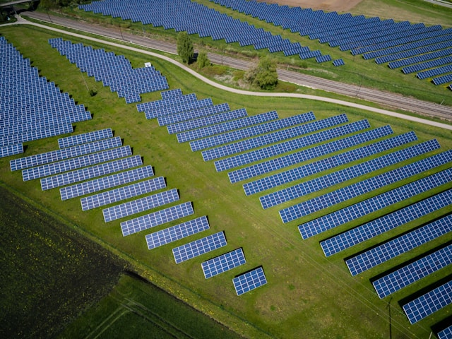 Panouri fotovoltaice energie regenerabila - Foto Andreas Gücklhorn Unsplash