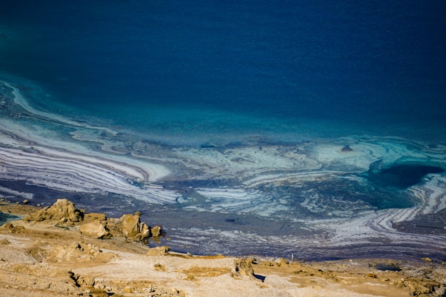 Poluare cu petrol in mare - Foto Avi Theret Unsplash Poluare cu petrol in mare - Foto Avi Theret Unsplash