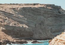 Marea este rece chiar când aerul arde. De ce primul salt îți poate tăia respirația