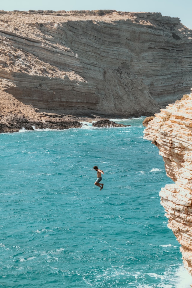 Șoc termic în apă rece de ce îți taie marea respirația - Foto Moises Gonzalez Unsplash