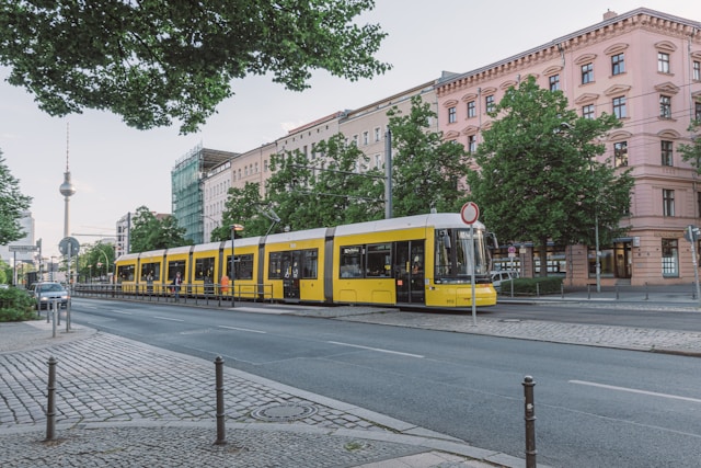 Tramvai transport public Arad - Foto Fionn Große Unsplash