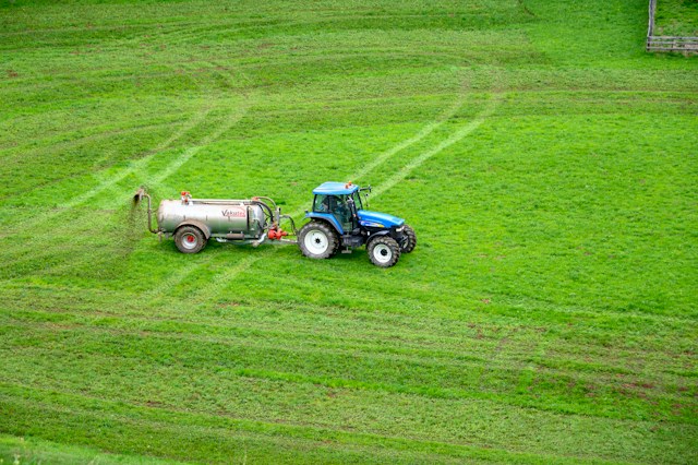 Erbicide - Foto Etienne Girardet Unsplash