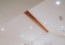Materialele din locuință pot polua aerul interior: vopselele, adezivii și mobilierul compozit sunt printre sursele posibile