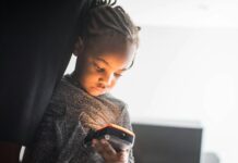 Telefonul la 13 ani: problema nu este că există în buzunar, ci cât de mult ne ocupă atenția și noaptea