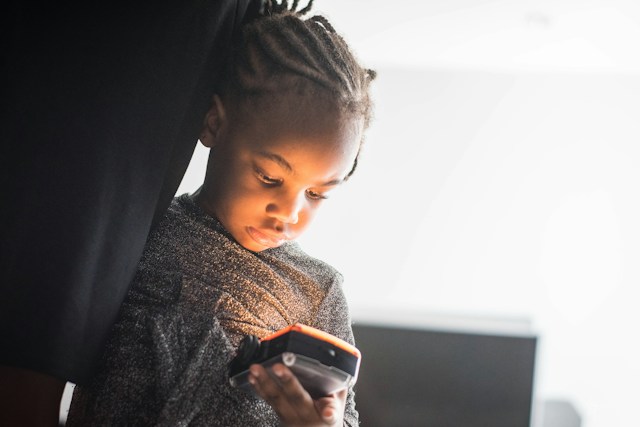 Telefon mobil adolescenti - Fot John Onaeko Unsplash