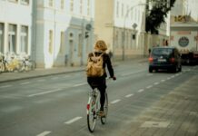 Alergare și ciclism în trafic: câtă poluare inhalezi când faci sport lângă mașini