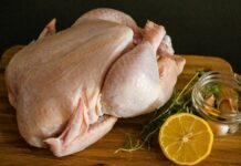 Bacteria Campylobacter din carnea de pui, distrusă cu lumină albastră în laborator. Ce înseamnă pentru siguranța alimentelor