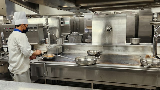 Bucatarie de restaurant - Poluarea din bucătăriile restaurantelor gazul a depășit pragurile de NO₂ în 70% dintre spațiile testate - Foto Nico Smit Unsplash