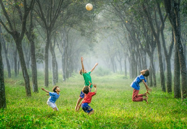 Fibre alimentare și sănătatea oaselor la copii - Copii jucându-se - Foto Robert Collins Unsplash