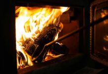 Umiditatea lemnelor de foc: pragul de 20% care influențează căldura din sobă, consumul și poluarea aerului