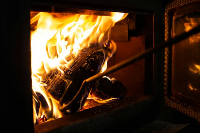 Foc cu lemne in sobă umiditate 20% - Foto Jen Dries Unsplash