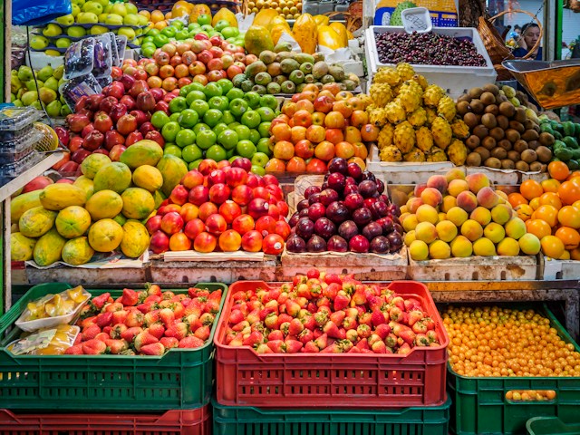 Fructele și depresia la adolescenți risc mai mic cu 13% - Piață de fructe - Foto Alexander Schimmeck Unsplash