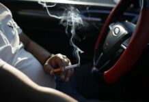 Fumatul în mașină cu copii: geamul deschis nu elimină expunerea la fumul de tutun
