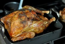 Gătitul acasă versus mâncatul în oraș: diferențele de sănătate, cost și risipă alimentară. Cât de periculos este junk food-ul