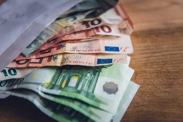 Inspector AFM reținut pentru mită flagrantul de 45.000 lei - Mita euro - Foto Markus Spiske Unsplash