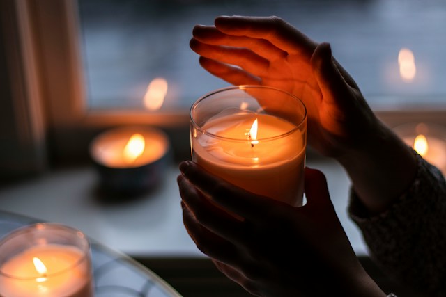 Lumânările parfumate și poluarea aerului interior riscuri - Lumânări parfumate - Foto Rebecca Peterson-Hall Unsplash