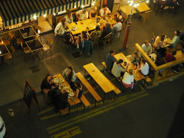 Mancatul noaptea - Ce mănânci în tura de noapte mutarea meselor mai devreme poate ajuta metabolismul - Foto Lizixi Zhu Unsplash