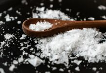 Cum reduci sarea din mâncare: peptidele din ciuperci pot face aceeași soluție să pară mai sărată
